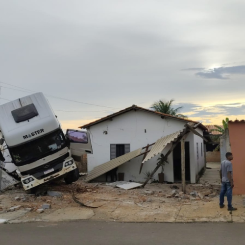 Caminhão desgovernado invade e destrói casa em Mineiros