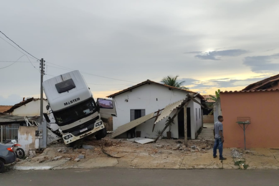 Caminhão desgovernado invade e destrói casa em Mineiros